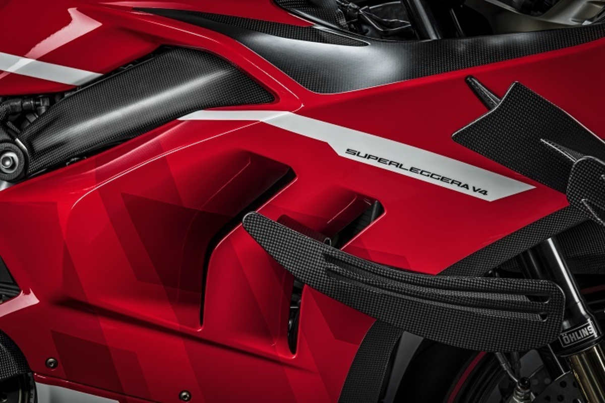 Umfangreiches Geflügel an der Verkleidung sorgt für Abtrieb an der Front