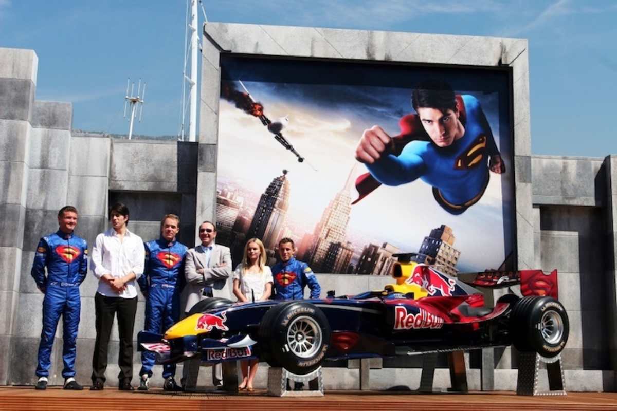 Ein Jahr später wird an gleicher Stelle Werbung für den Film "Superman Returns" gemacht.