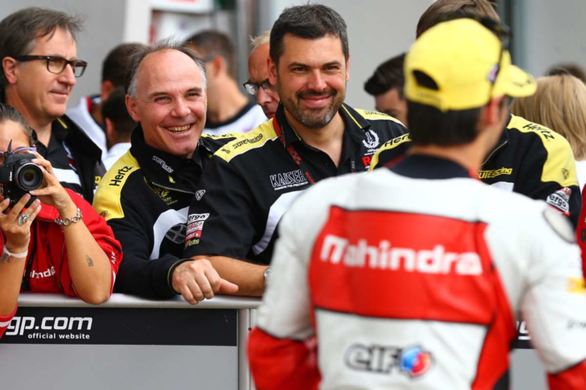 Eskil Suter mit Mahindra-Pilot Miguel Oliveira