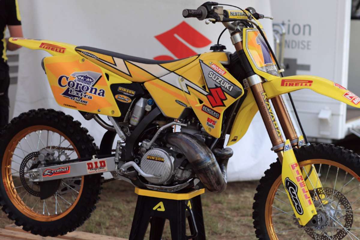 Die Zweitakt-Suzuki, mit der Mickaël Pichon Weltmeister wurde, ist im Fahrerlager ausgestellt