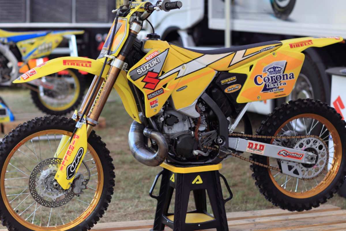 Die Zweitakt-Suzuki (MX1/250ccm) von Mickaël Pichon von der anderen Seite