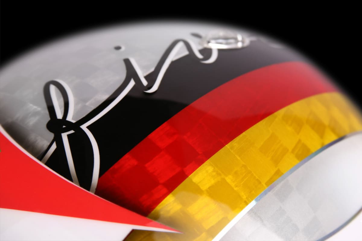 Das Karomuster scheint auch unter den Deutschlandfarben durch