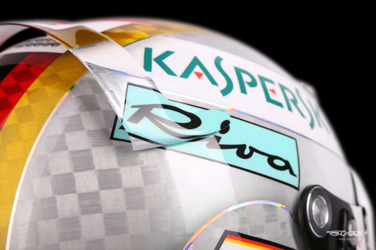 Detailaufnahme von schräg hinten mit den Karbon-Karos