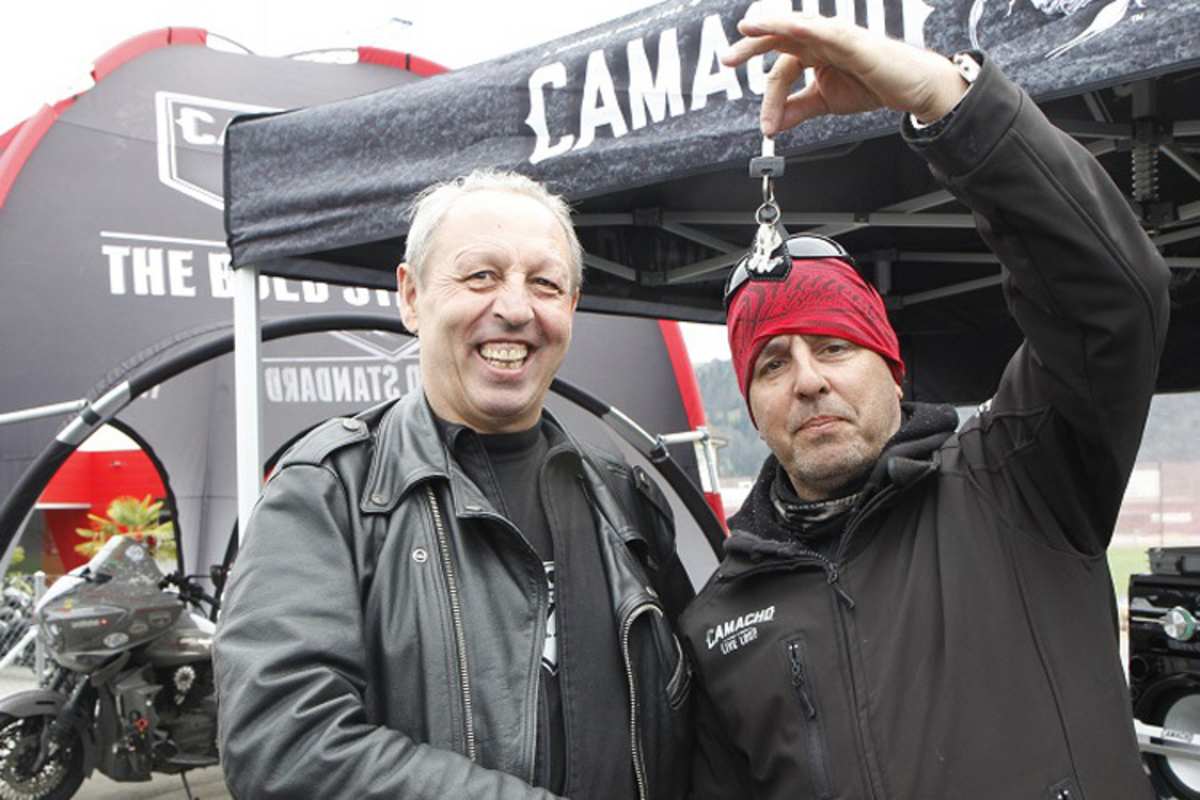 Noch ist der Schlüssel in Grizzlys Hand. Sigi aber schlägt schon ein und freut sich über seine neuste Errungenschaft