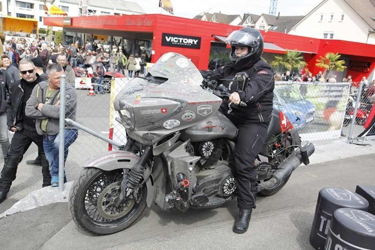 Da schauens, die Männer. Souverän fährt Reby das Bigbike aus der Parkzone auf die Strasse.