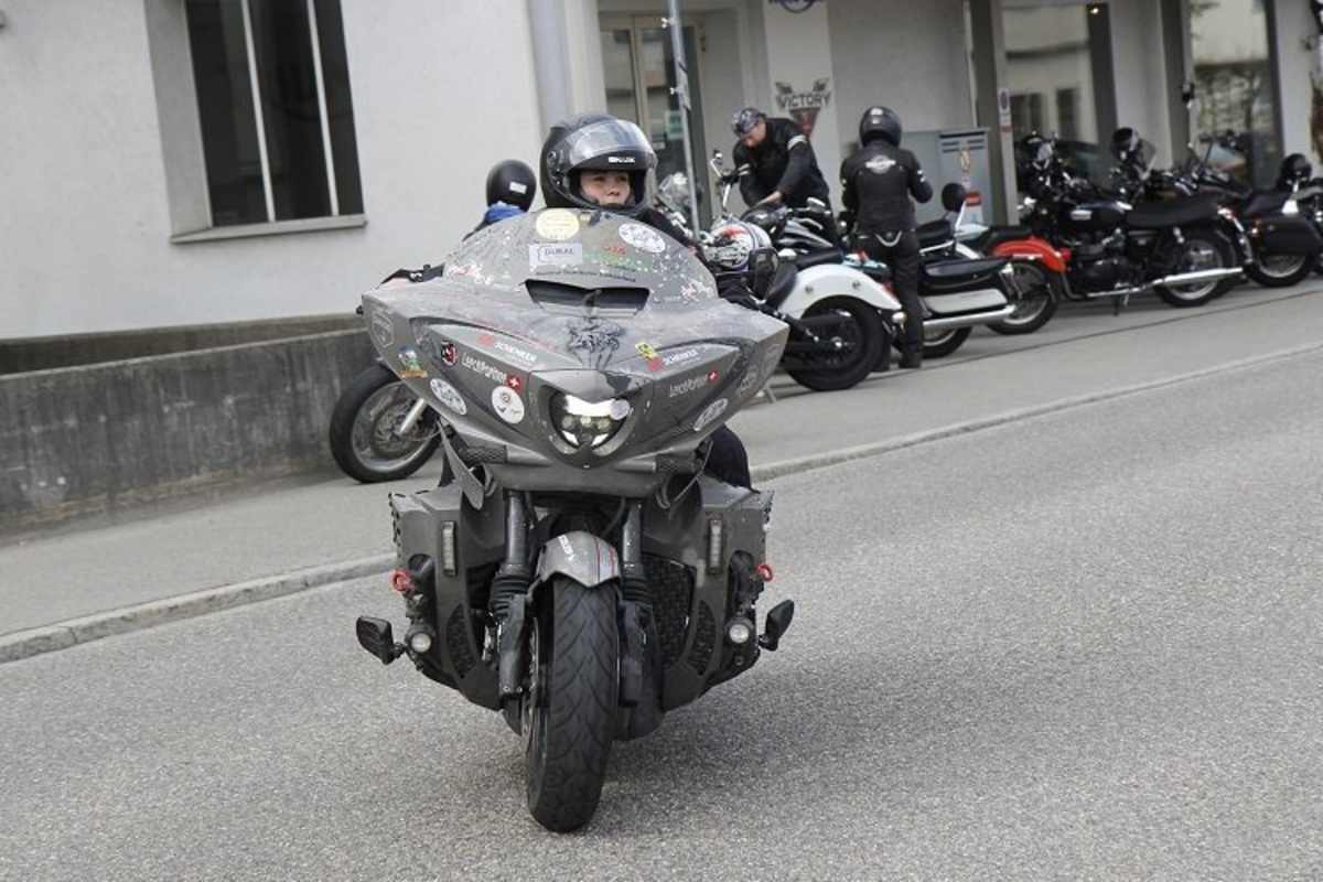 Kleine Frau ganz gross vorbereitet.