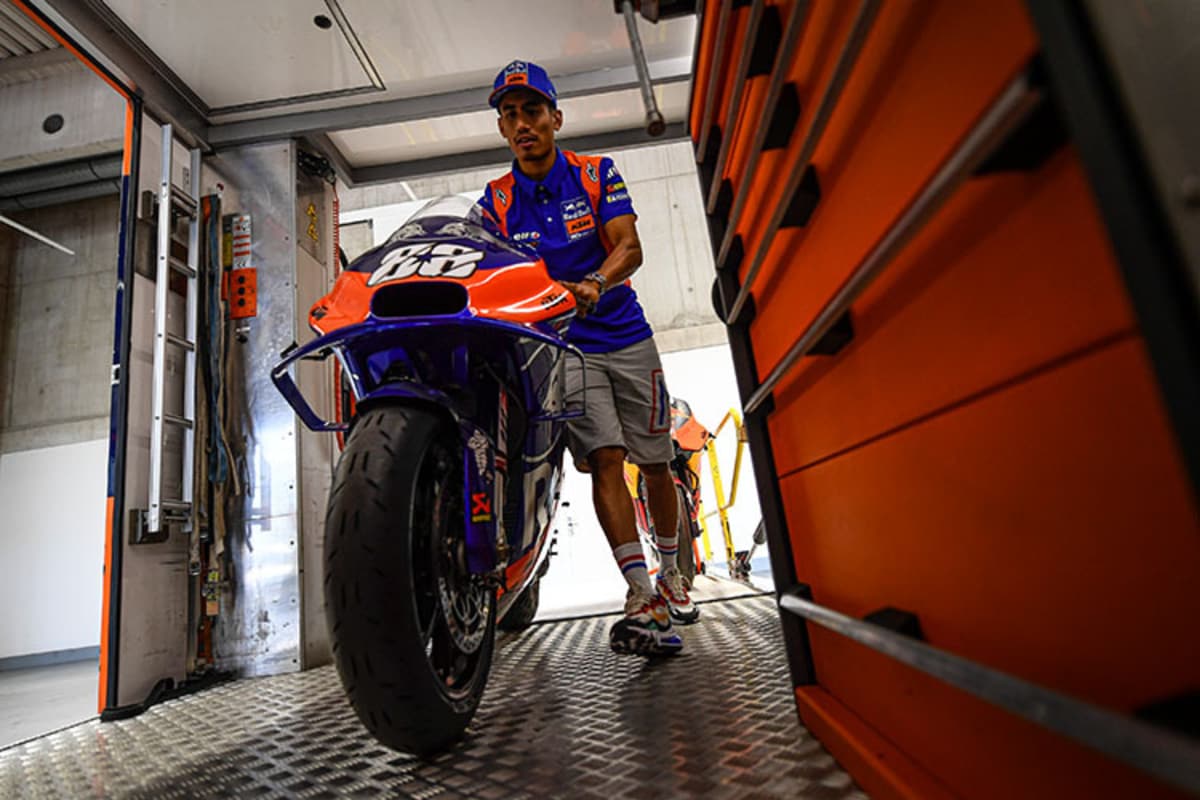 Hafizh Syahrin bringt sein Bike in den Lift