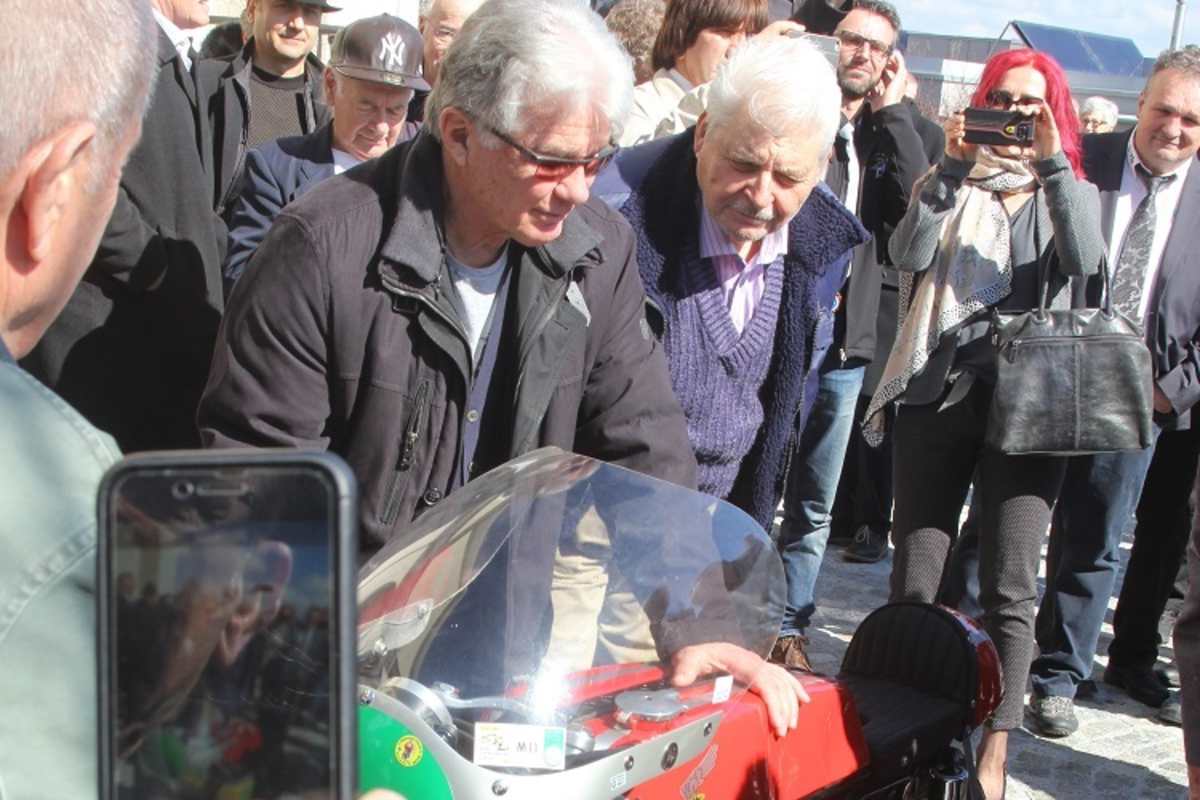 Ein letzter Gruss aus den offenen Rohren einer Honda an Luigi Taveri, der von uns gegangen ist