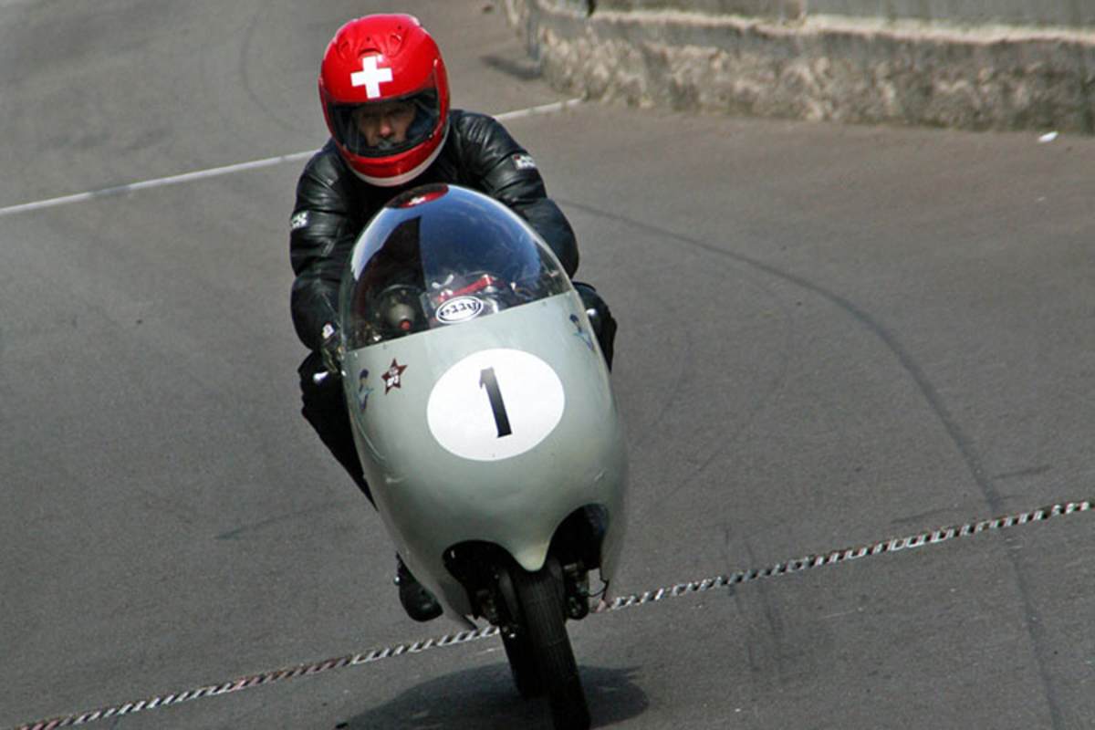 Vor ein paar Jahren stieg Luigi Taveri noch einmal auf die vollverkleidete MV Agusta 250 ccm