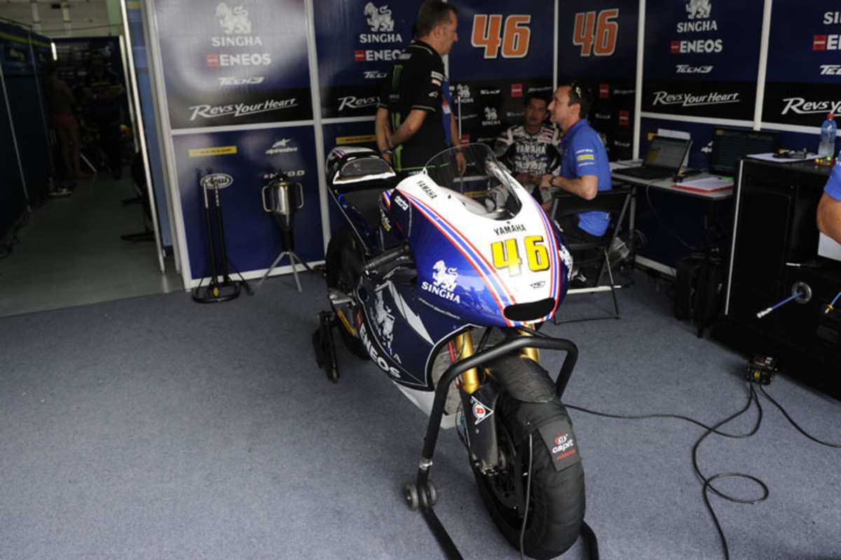 Die Tech3-Wildcard-Box in Malaysia, Poncharal im Hintergrund