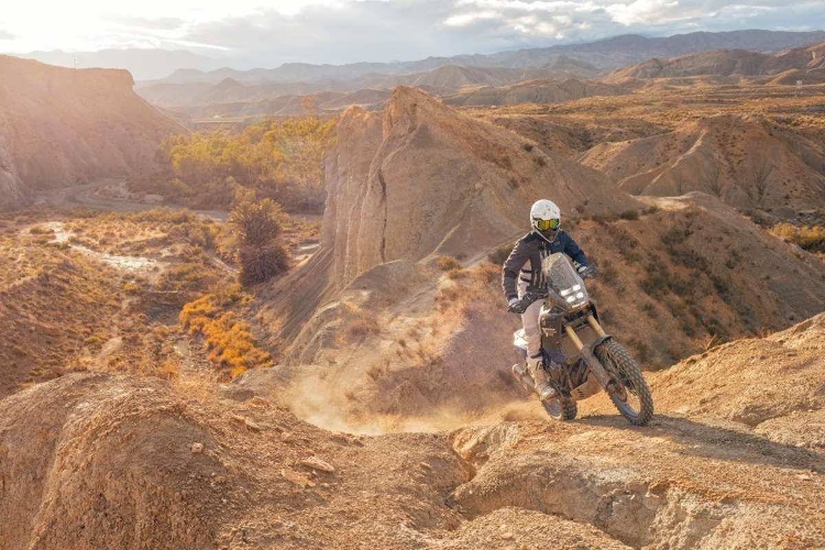 Er ist vielleicht nicht so angezogen, aber im Gelände hat der Mann was drauf. Und sein Motorrad auch