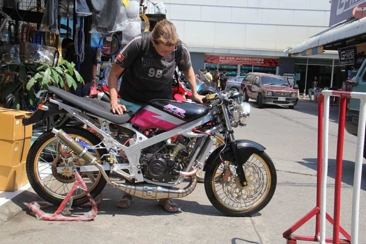 Letzter Schrei in der thailändischen Tuningszene: Aufwändig restaurierte 125er Zweitakter, hier eine Kawasaki.
