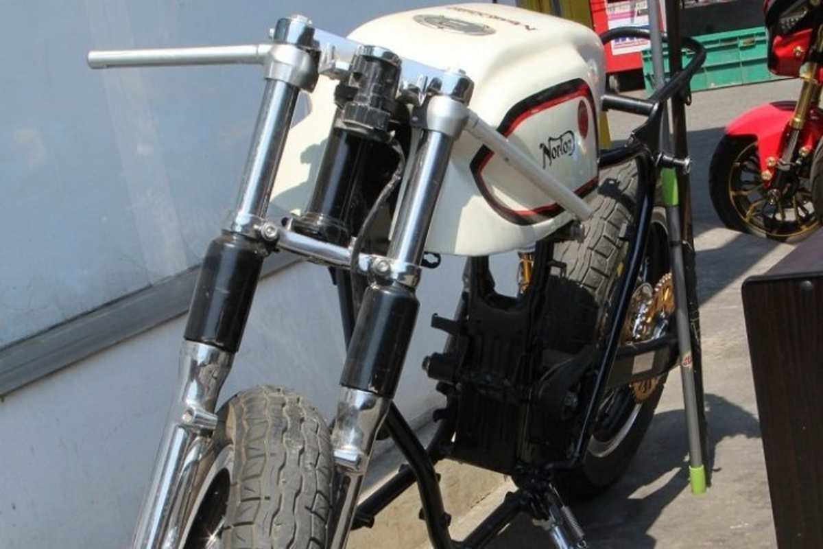 Noch ein Mysterium: Unbeholfener Nachbau eines Rolling Chassis, dem Norton-Federbettrahmen nachempfunden.