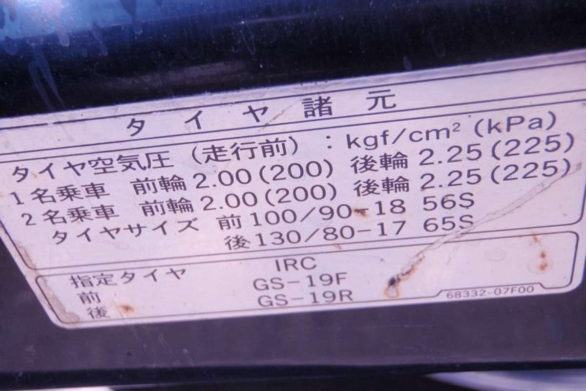 An der Schwinge der Neo-Norton: Anweisungen für den zu fahrenden Reifendruck auf Chinesisch