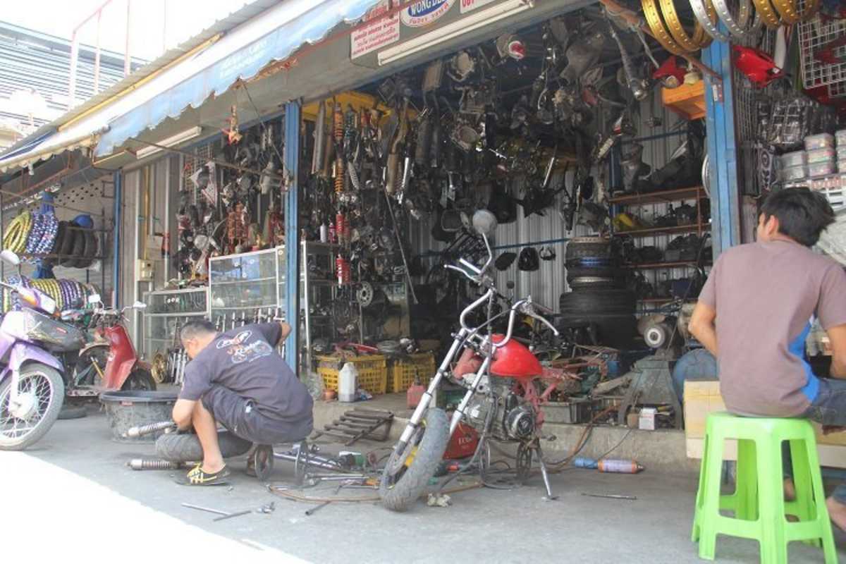 Komplette Wertschöpfungskette: Wer die Speedteile nicht selber montieren will, dem bieten gleich nebenan mehrere Werkstätten ihren Support an