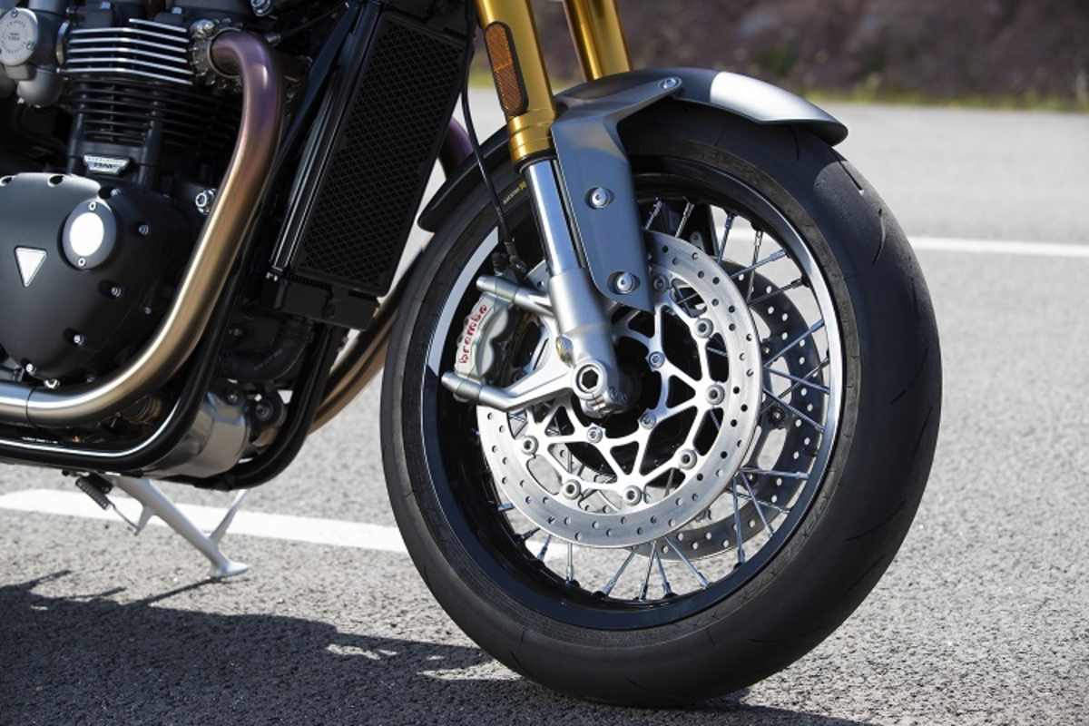 Dem RS-Modell vorbehalten: Updates am Motor für mehr Leistung und weniger Gewicht, Brembo-Monobloc-Bremszangen vorne, Metzeler Racetec Bereifung