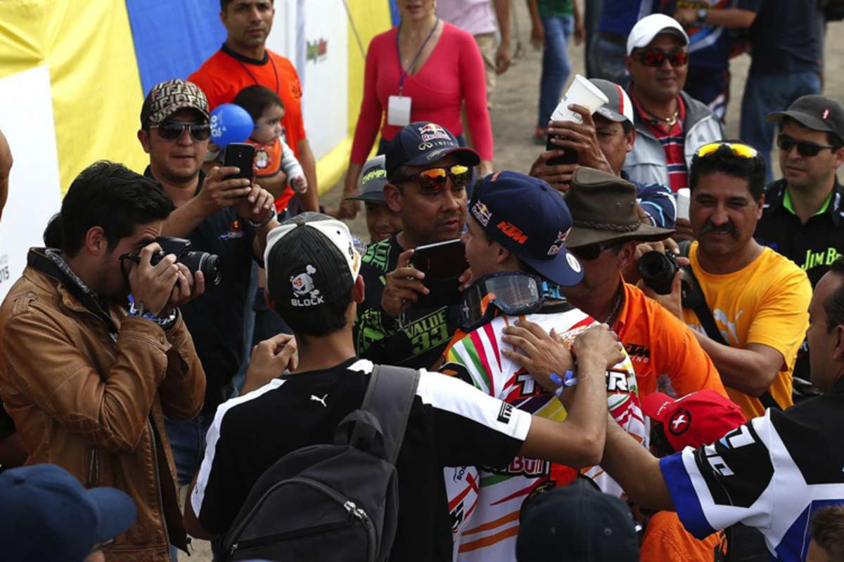 Weltmeister Jordi Tixier ist von Fotografen umringt