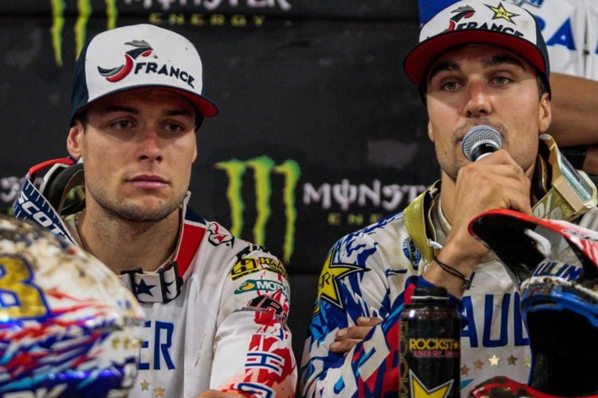 Jordi Tixier (links) hielt dem Druck stand, hier bei der Pressekonferenz zusammen mit seinem Teamkollegen Gautier Paulin