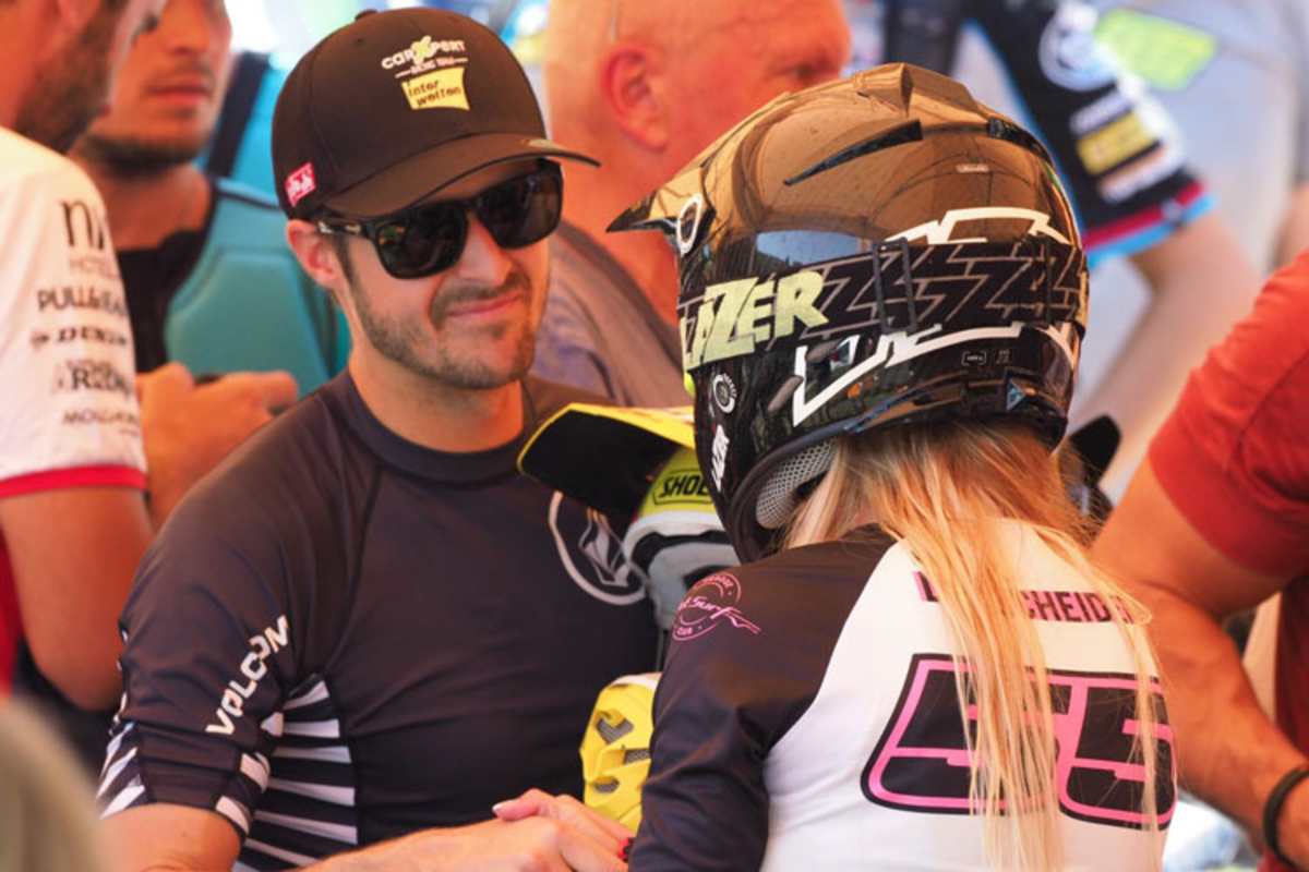 Tom Lüthi: Fachsimpeln mit einer blonden Surferin