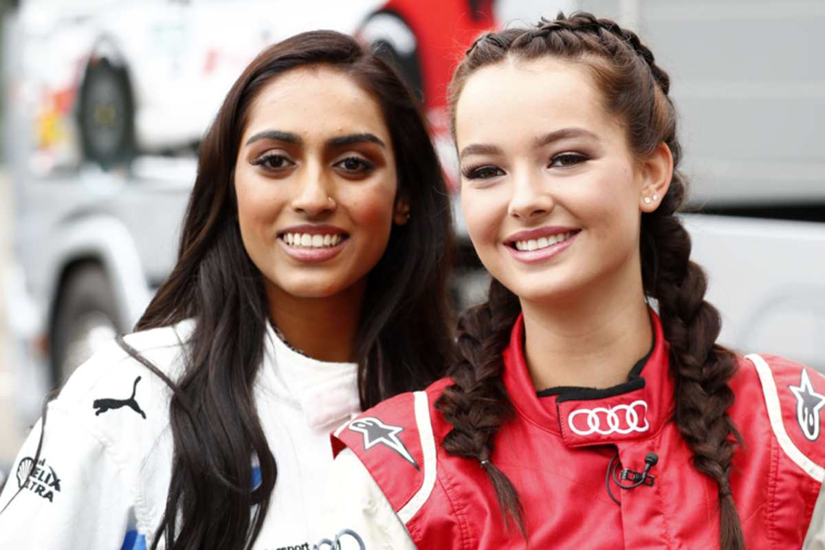 Sayana (li.) wurde bei der Taxifahrt übel