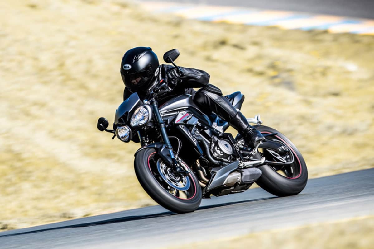Das Flaggschiff der neuen Street Triple Baureihe, die 765 RS, in Aktion