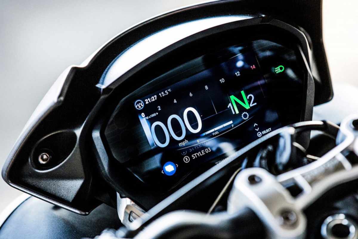 Das TFT Dashboard misst 5,5 Zoll und ist der R und der RS vorbehalten