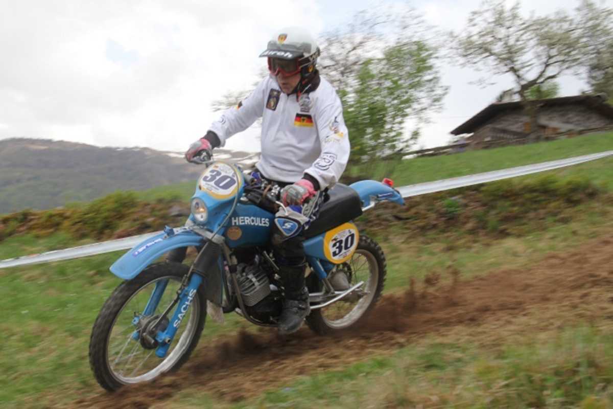 Arnulf Teuchert auf der 80er Hercules von 1980 in der für Zuschauer wunderschön einsehbaren Sonderprüfung