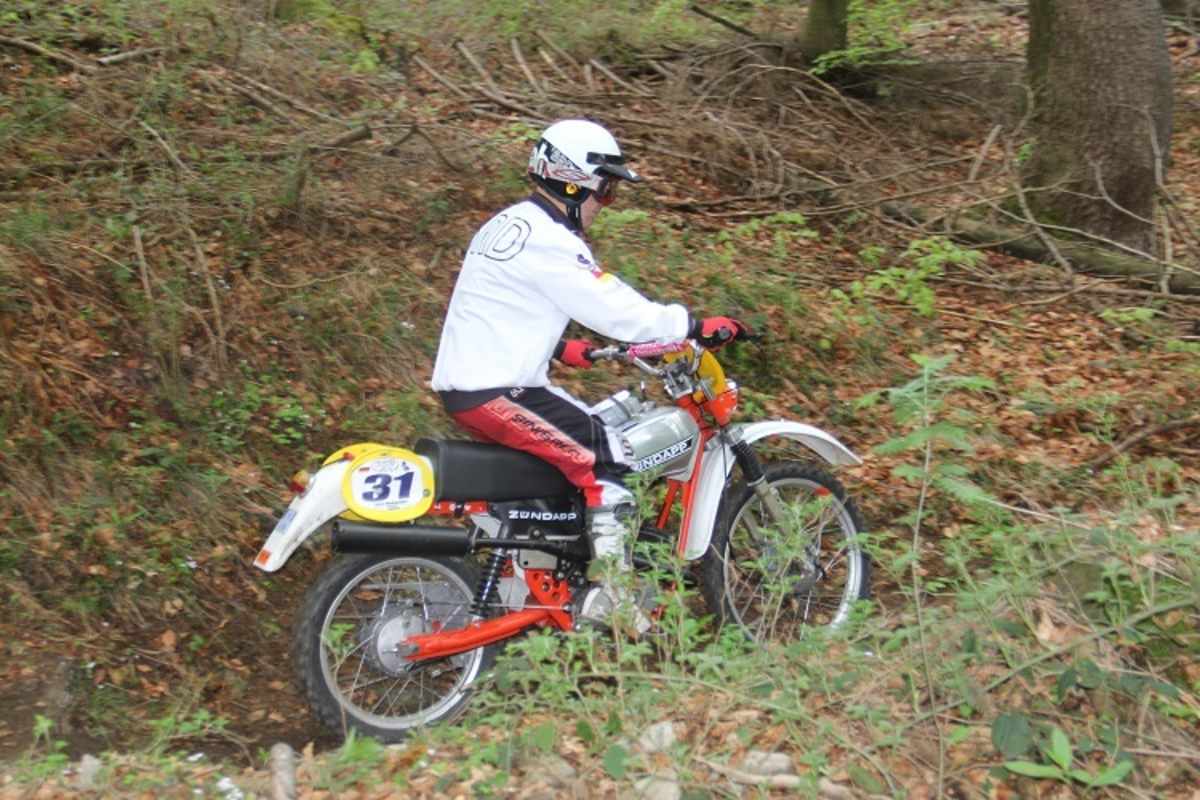 Josef Wolfgruber auf Zündapp GS 80 von 1977 in einer Abfahrt im Wald