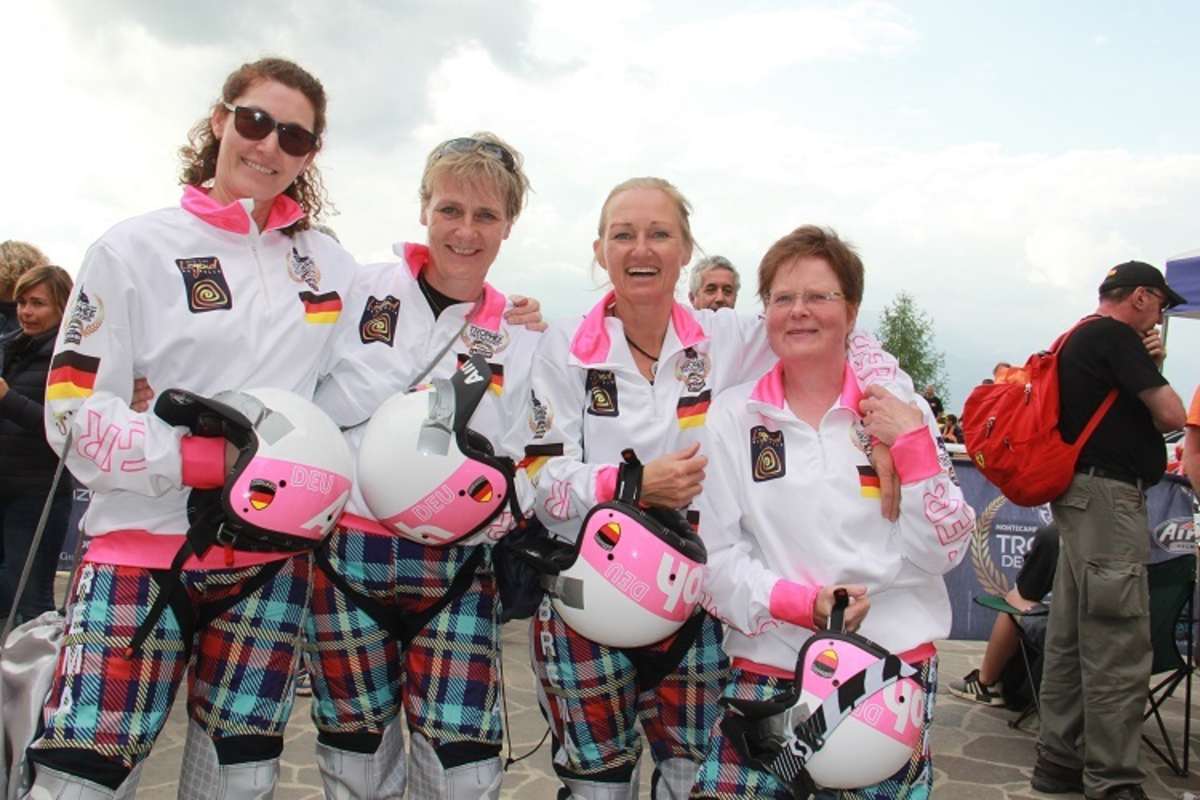 Die deutsche Damen-Trophy: Patricia Schek, Jutta Kleinschmidt, Andrea Mayer, Karin Schnurr 