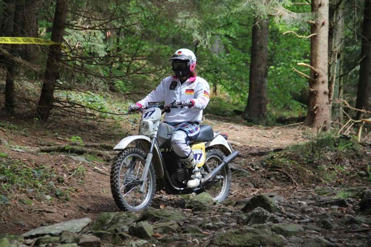 Patricia Schek auf Maico GS 501 von 1974 in einer felsigen Waldpassage