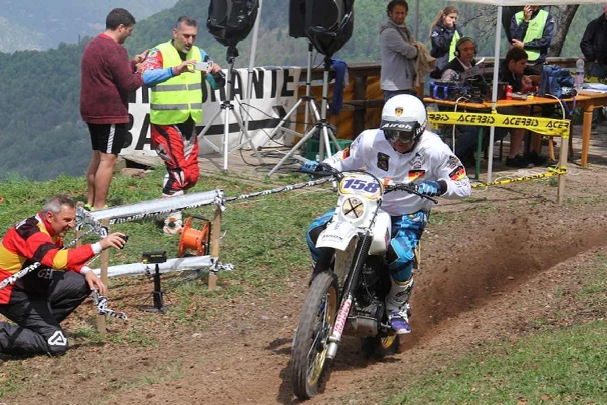 Attacke: Eddi Hau greift auf der letzten Sonderprüfung nochmals voll an - und gewinnt auf der Yamaha XT 550 von 1982 die Viertakt-Klasse