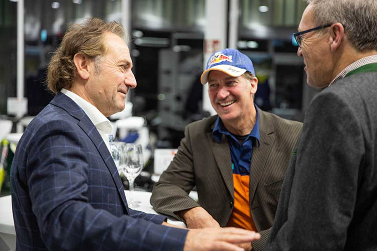 KTM-Vorstand Hubert Trunkenpolz (li.) mit Schauspieler Tobias Moretti (Mitte)