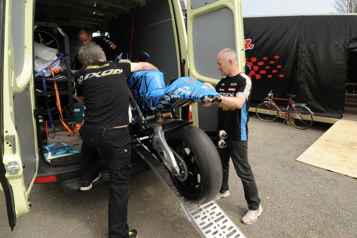 Darauf warteten viele Fans: Die Suter wird aus dem Transporter gerollt