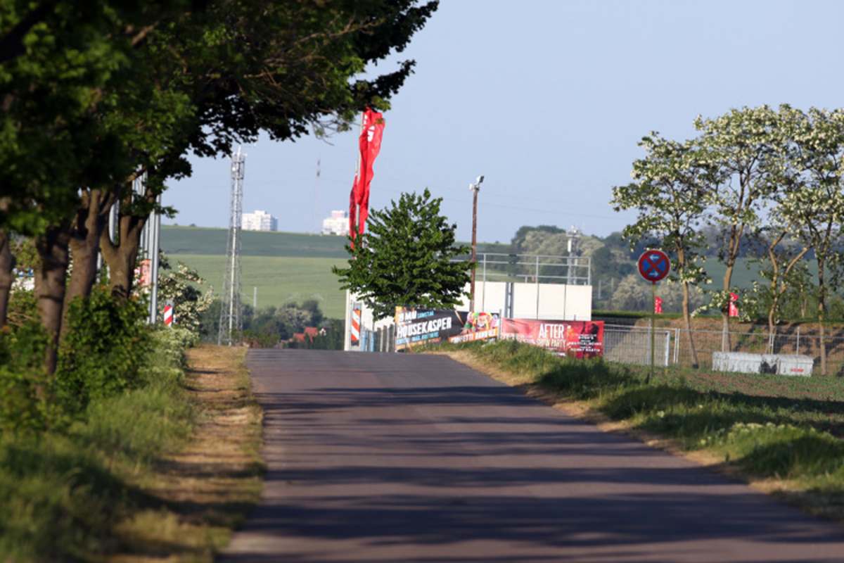 Der Zufahrtsweg zur Rennstrecke 