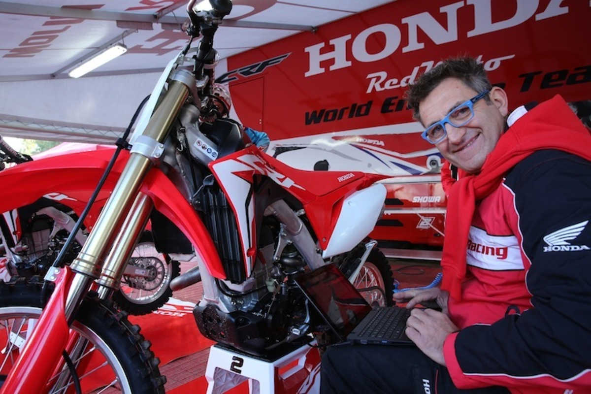 Tullio Pellegrinelli war 1992 er erste Enduro-Weltmeister auf Honda. Heute arbeitet er mit Red Moto – und erstellt hier ein individuelles Mapping für den SPEEDWEEK.com-Tester