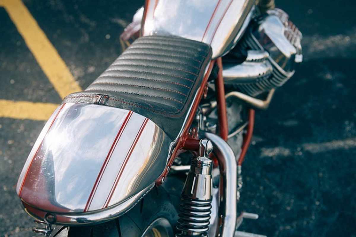 Tank und Höcker aus Alu gedengelt, Sitzbank einzeln handwerklich angefertigt