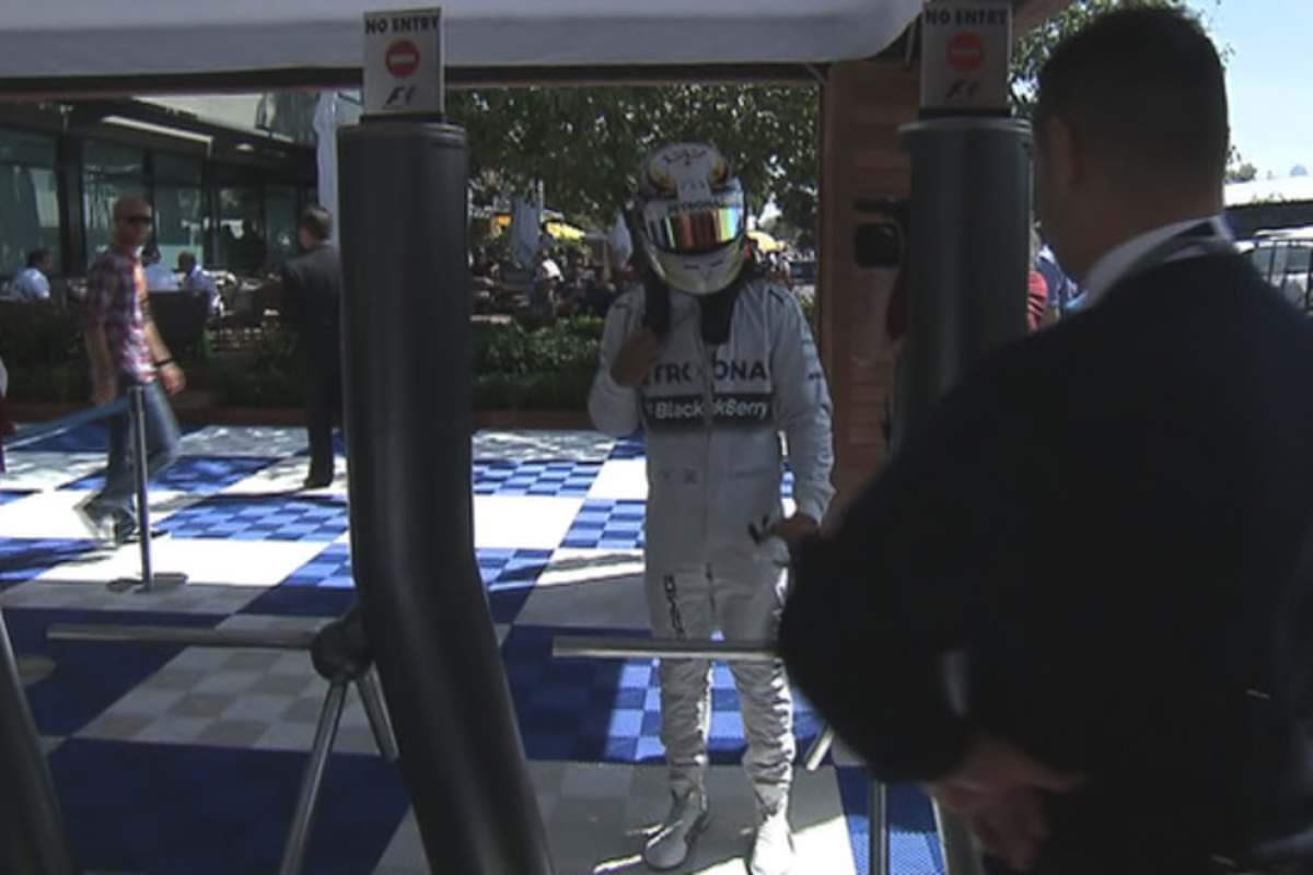 Nein, ohne Ausweis kommen Sie hier nicht hinein, Sir ...