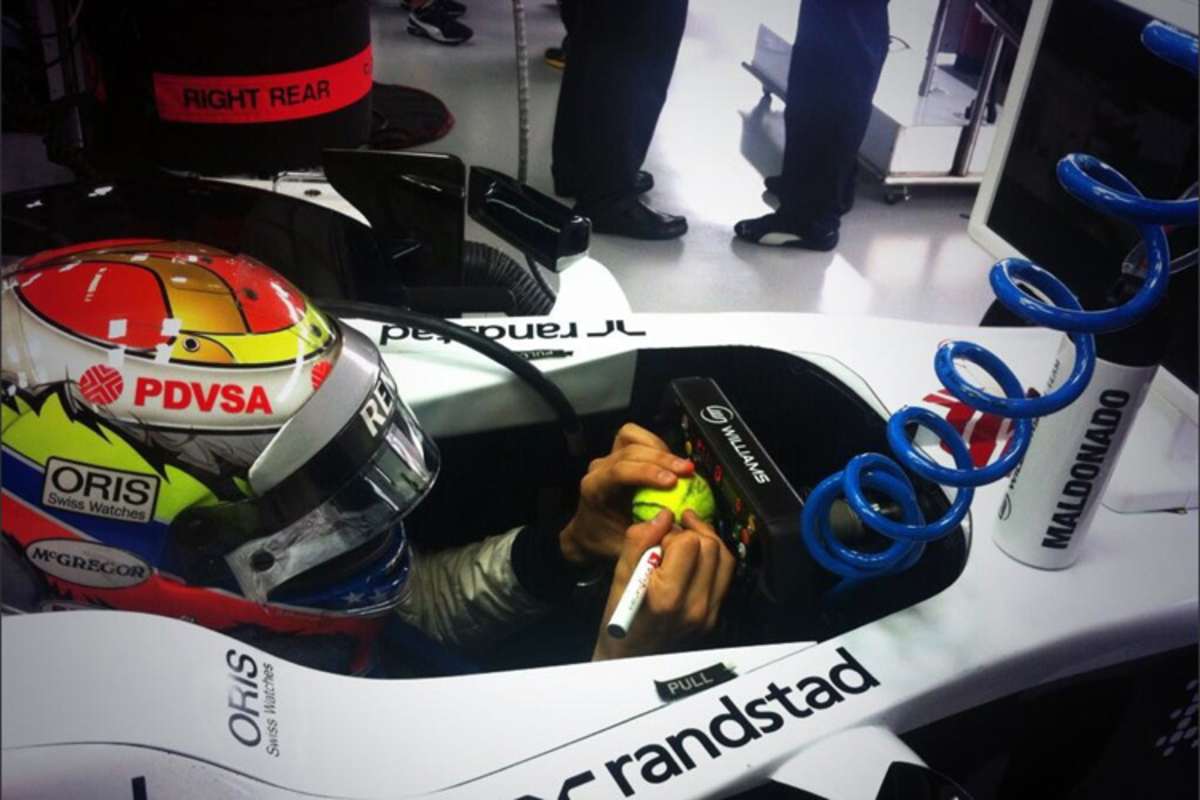 Pastor Maldonado hat immer Zeit für Autogrammwünsche