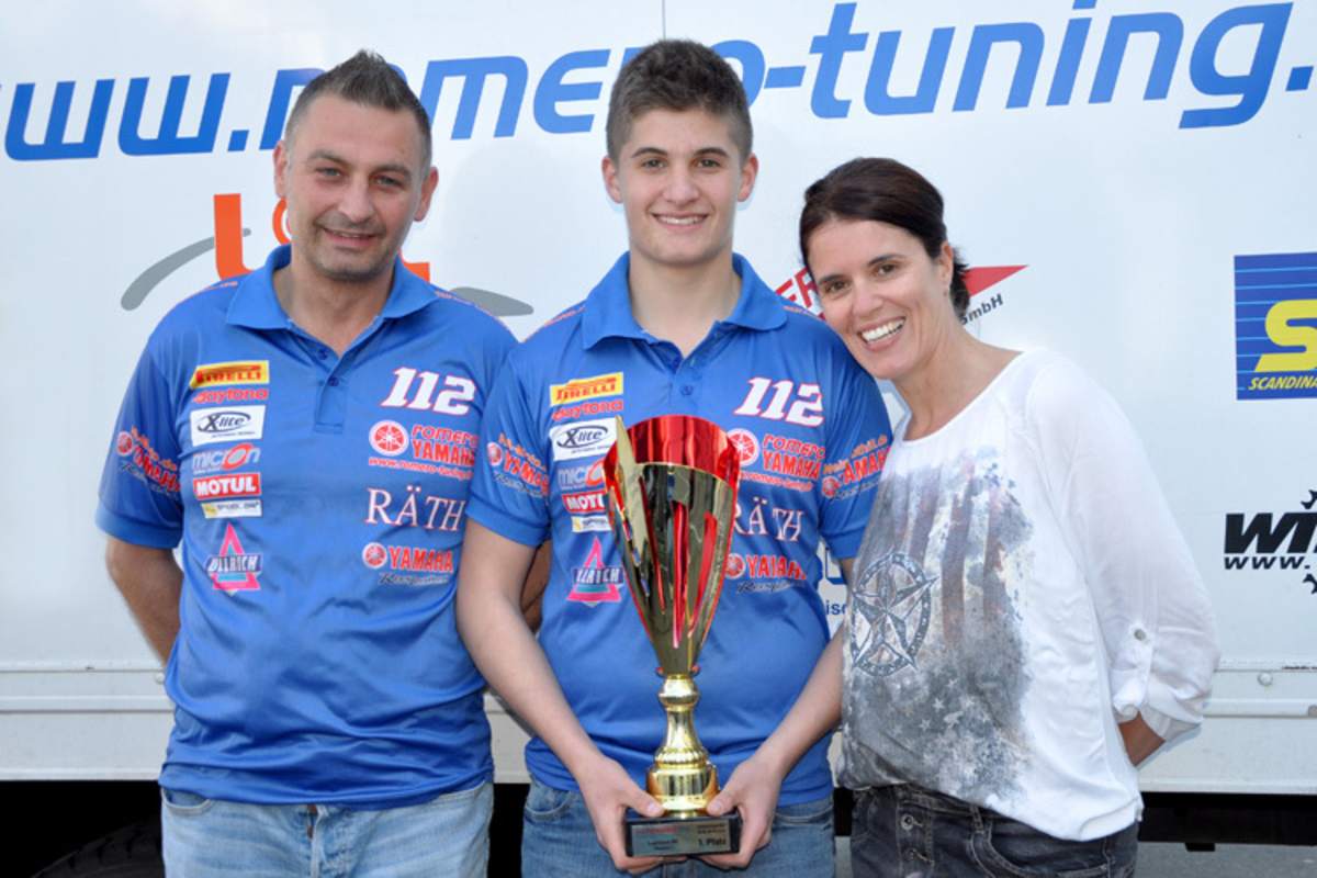 Maurice Ullrich (Mitte) mit seinen Eltern