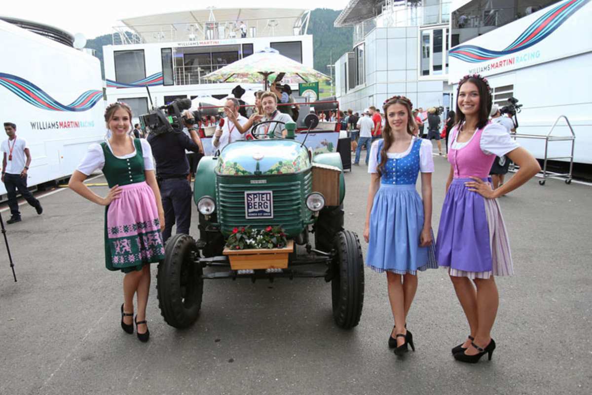 Hingucker Traktor: Nicht nur die Schönheiten in den hübschen Trachten zogen die Blicke der Fahrerlager-Gäste auf sich