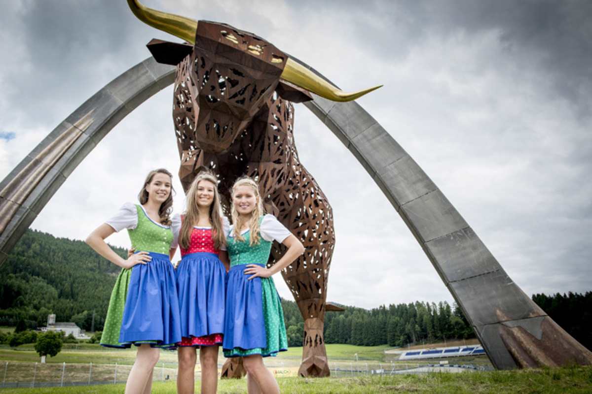 Fesch: Drei Unas vor dem Wahrzeichen des Red Bull Rings