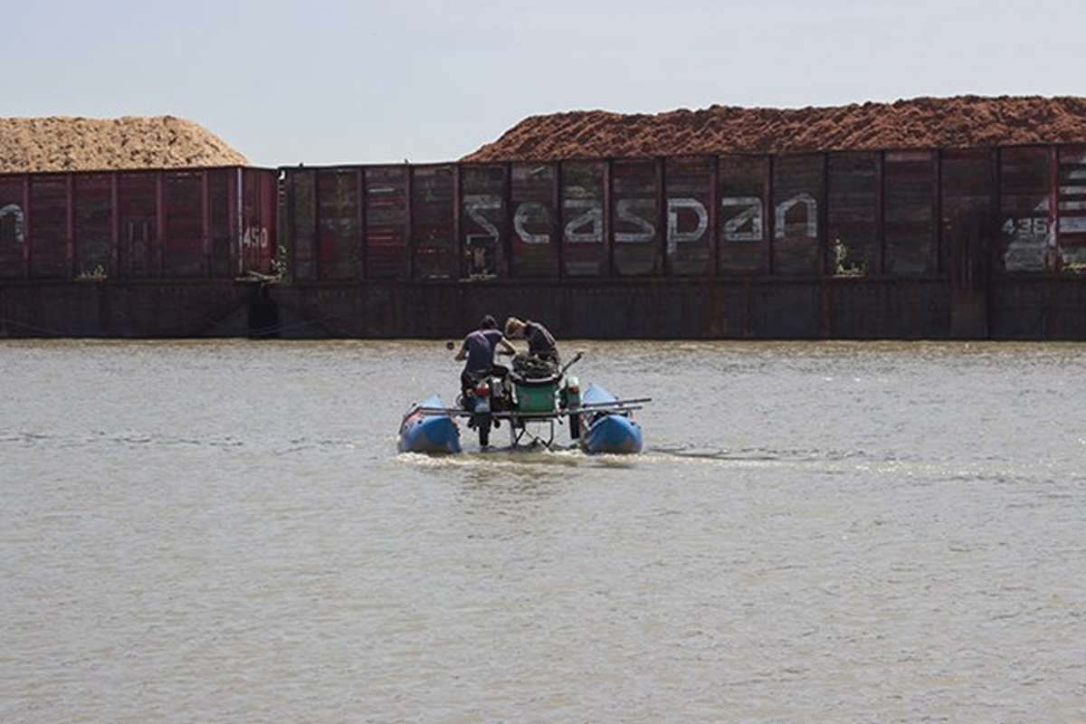 Das Ural-Gespann wurde zum Amphibienfahrzeug modifiziert