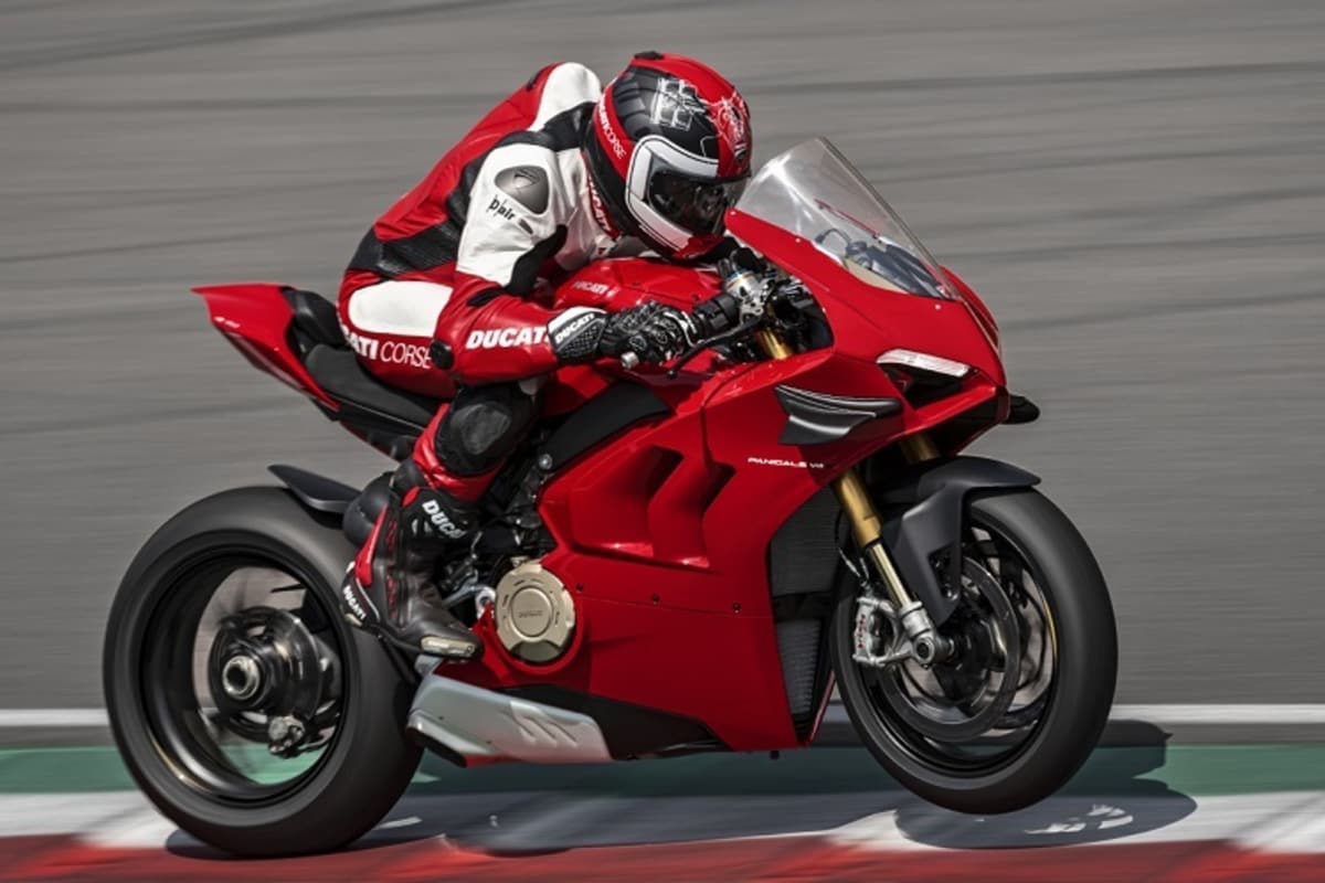 Der 1100er V4 blieb unverändert: 214 PS bei 13.000/min und 124 Nm bei 10.000/min sorgen weiterhin, so finden wir, für standesgemässen Vortrieb 