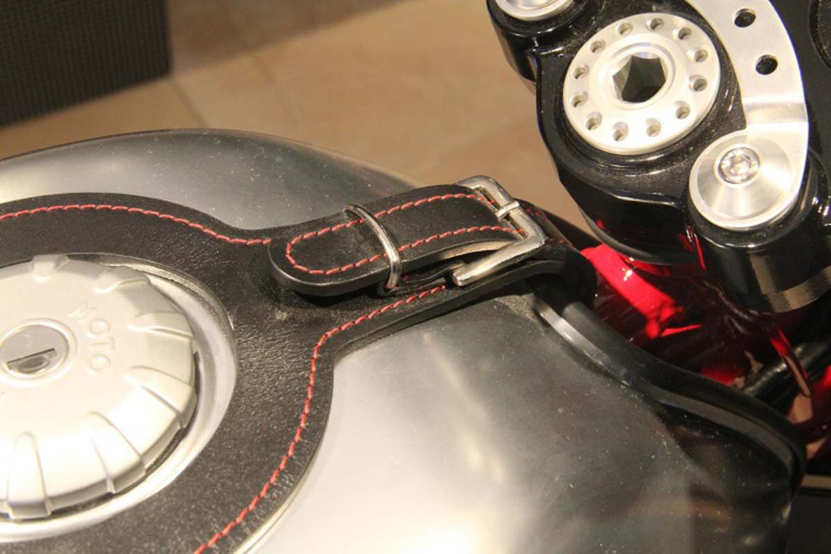 Zum Niederknien schön: Tankriemen an der Racer 