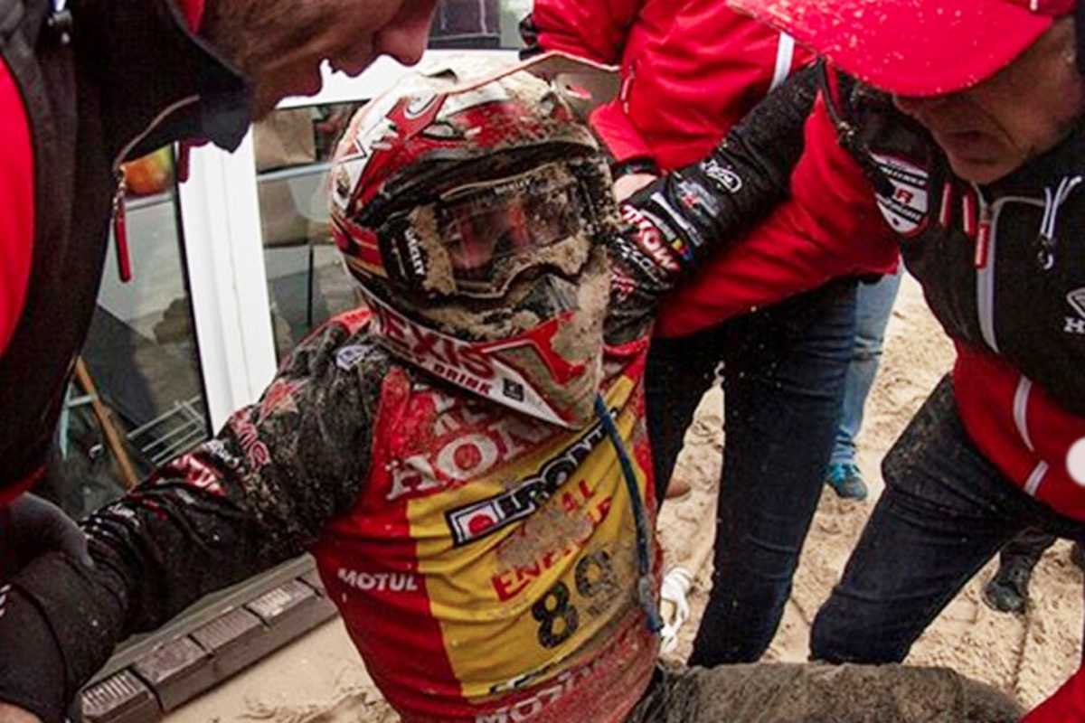 Die Betreuer helfen van Horebeek wieder auf die Beine