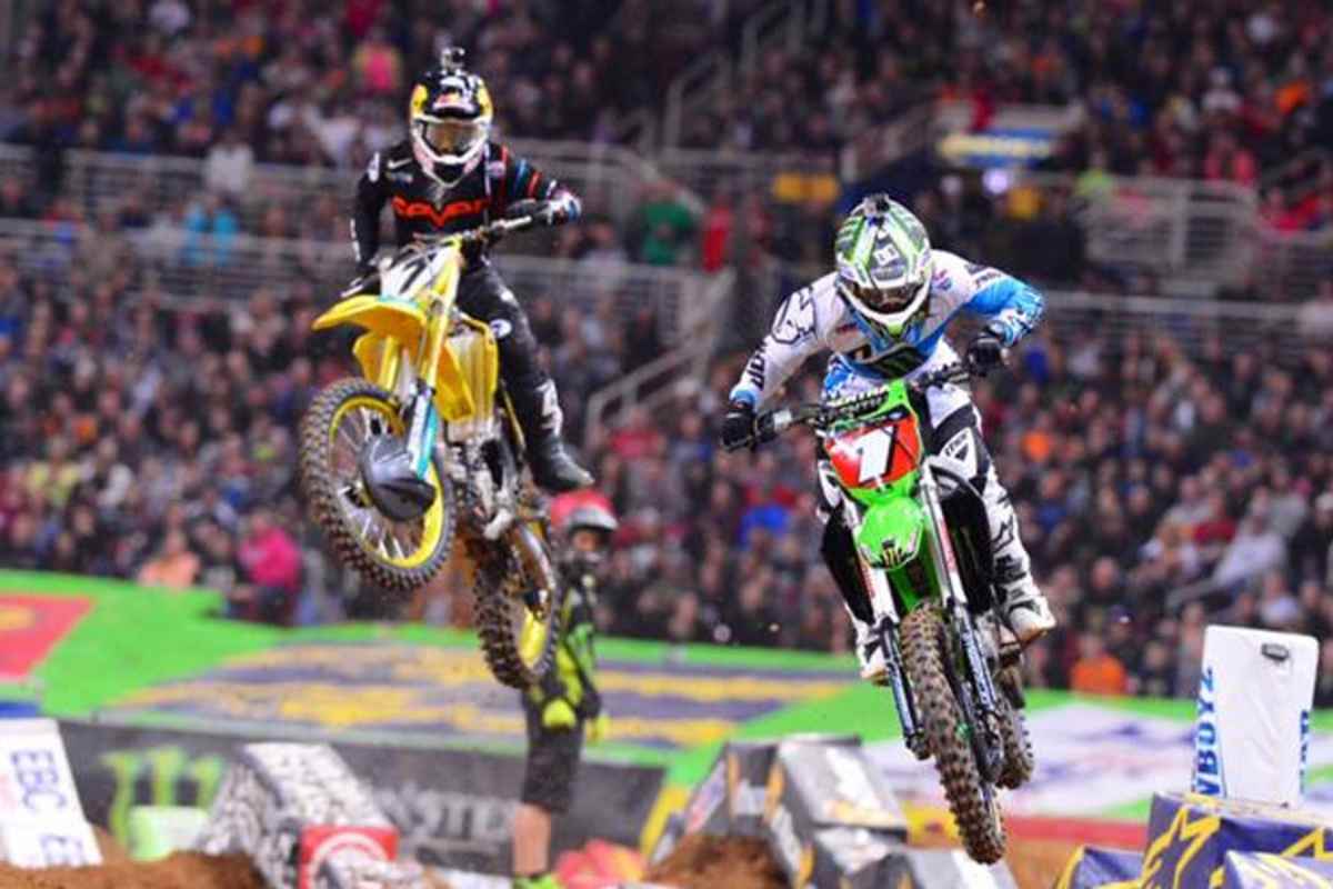 Stewart (7) legt sich in St. Louis Ryan Villopoto (1) zurecht