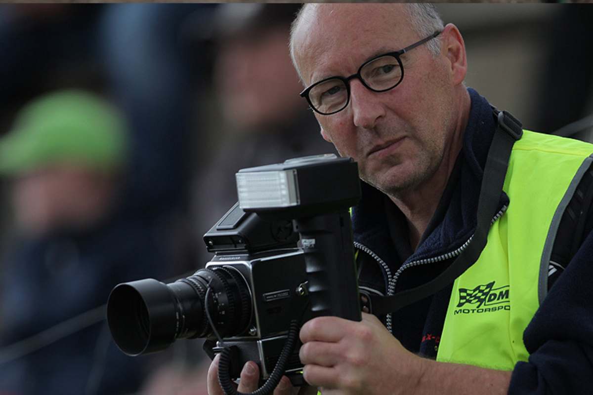 Auch der Motocross-Fotograf Matthias Schwarz lichtet seine Bilder stilsicher auf der analogen Hasselblad-Filmkamera ab
