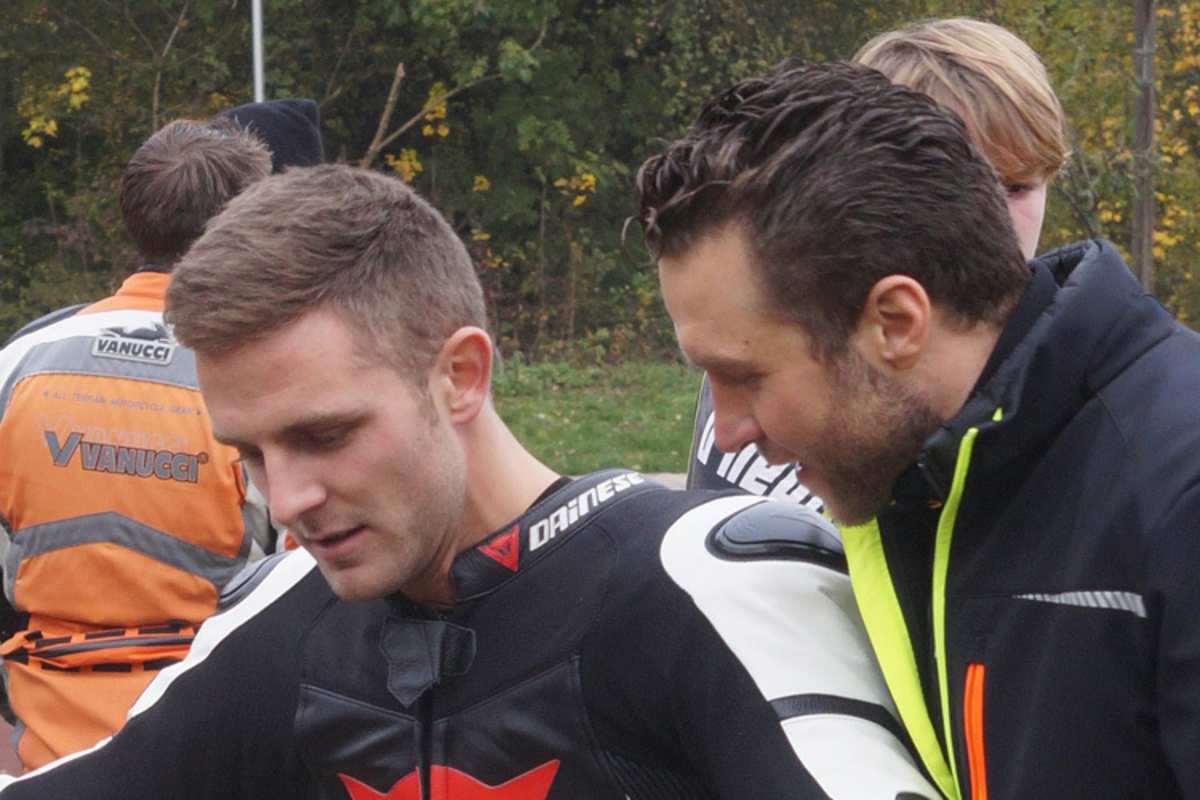 Kevin Wahr (li.) bekommt Anweisungen von Martin Smolinski