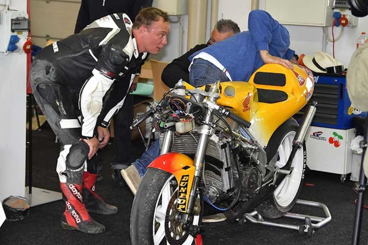 2017 demolierte Waldi diese HB-Honda-Replica im Turn 11 bei der Sachsenring Classic