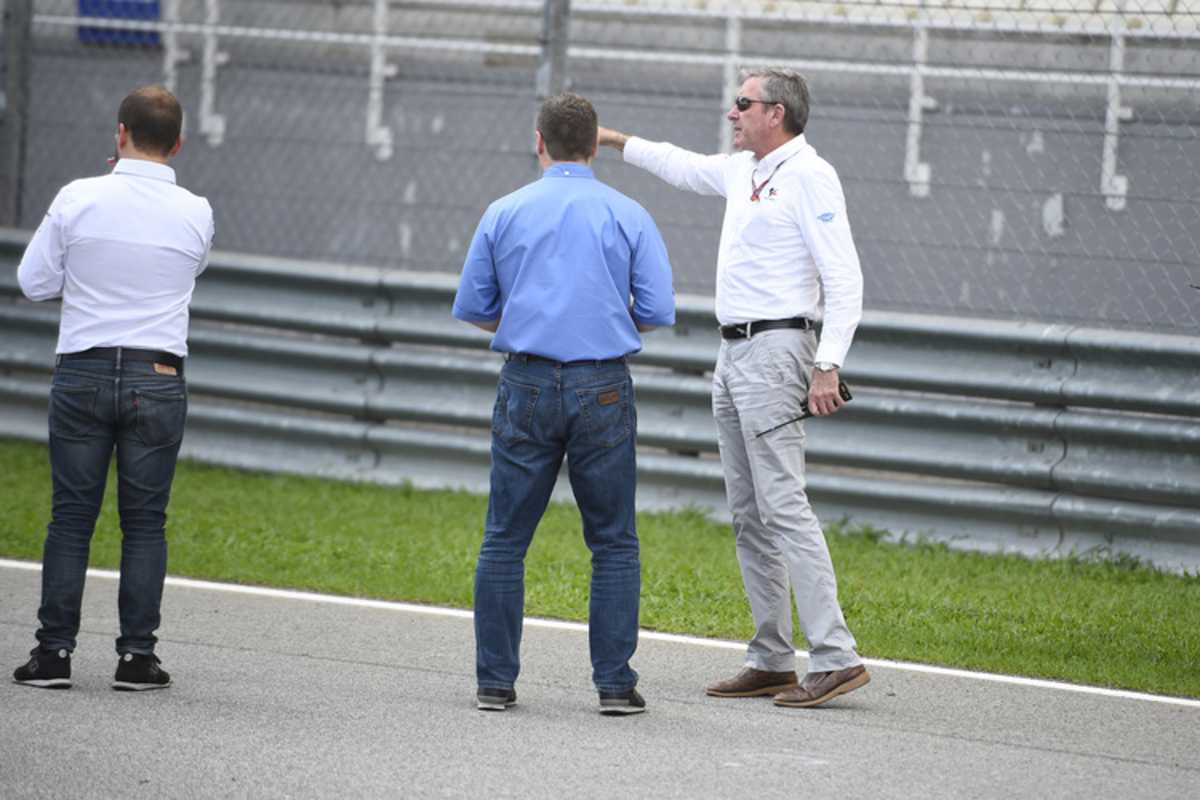 Race Director Mike Webb verschafft sich auf der Unfallstelle einen Überblick